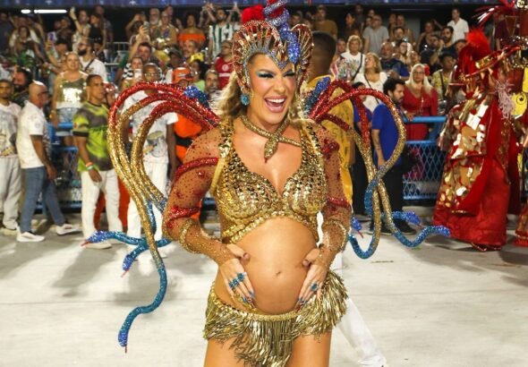 Lore Improta desfila pela Viradouro com barriga de grávida à mostra