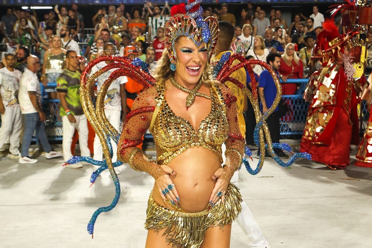 Lore Improta desfila pela Viradouro com barriga de grávida à mostra