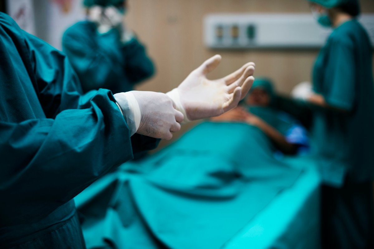 Médico brasileiro cria técnica cirúrgica menos invasiva para aneurisma