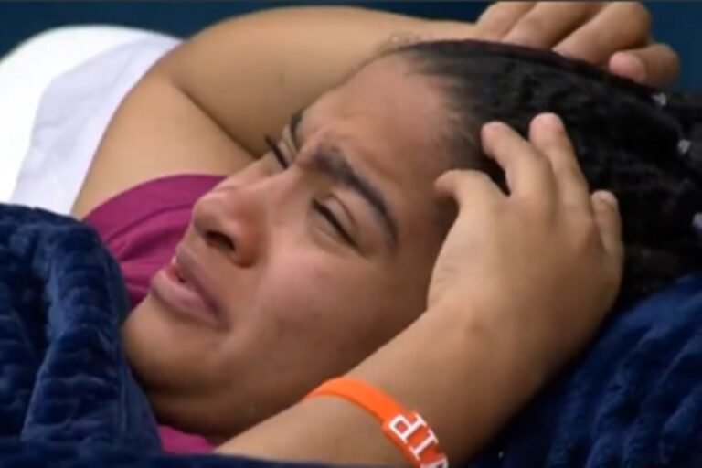 Milena cai no choro após visita à médica do programa