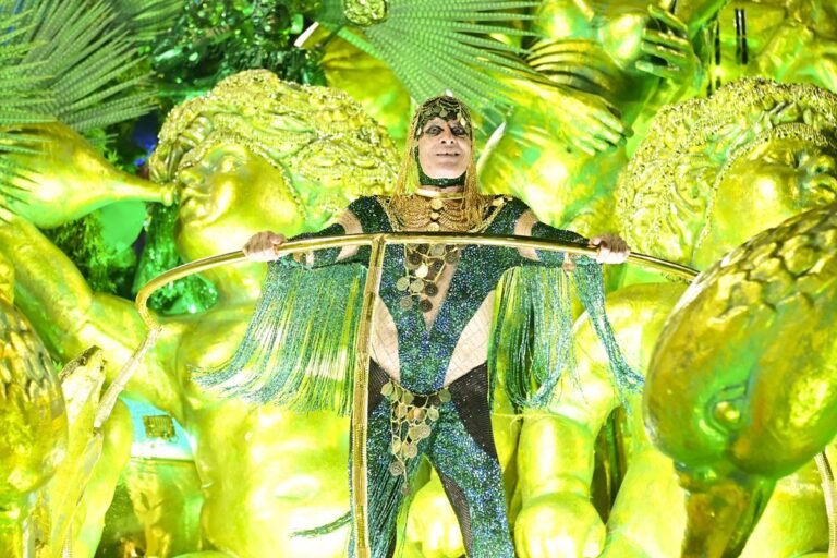 Ney Matogrosso desfila com escola de samba que homenageia seu legado