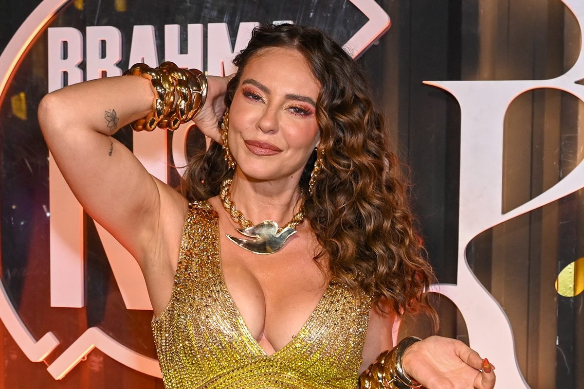 Paolla Oliveira chega na Sapucaí para assistir estreia de Virginia