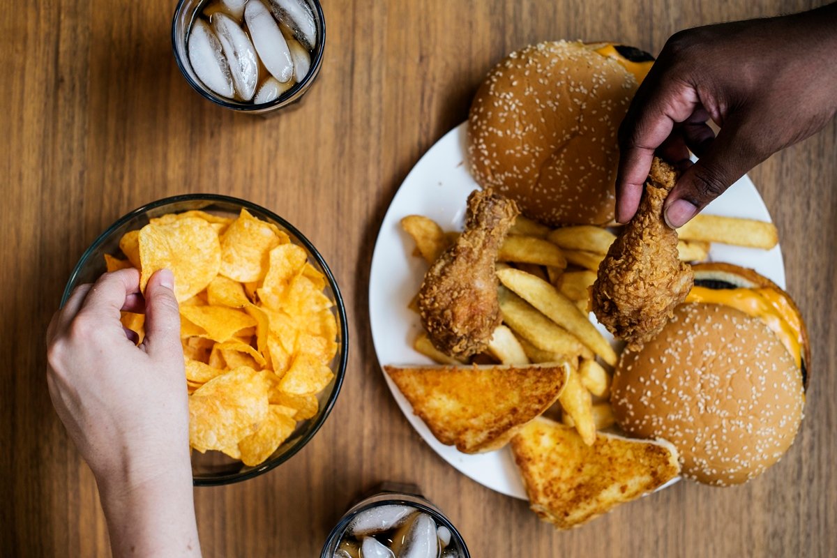 Ultraprocessados já ocupam 23% da dieta dos brasileiros, diz estudo