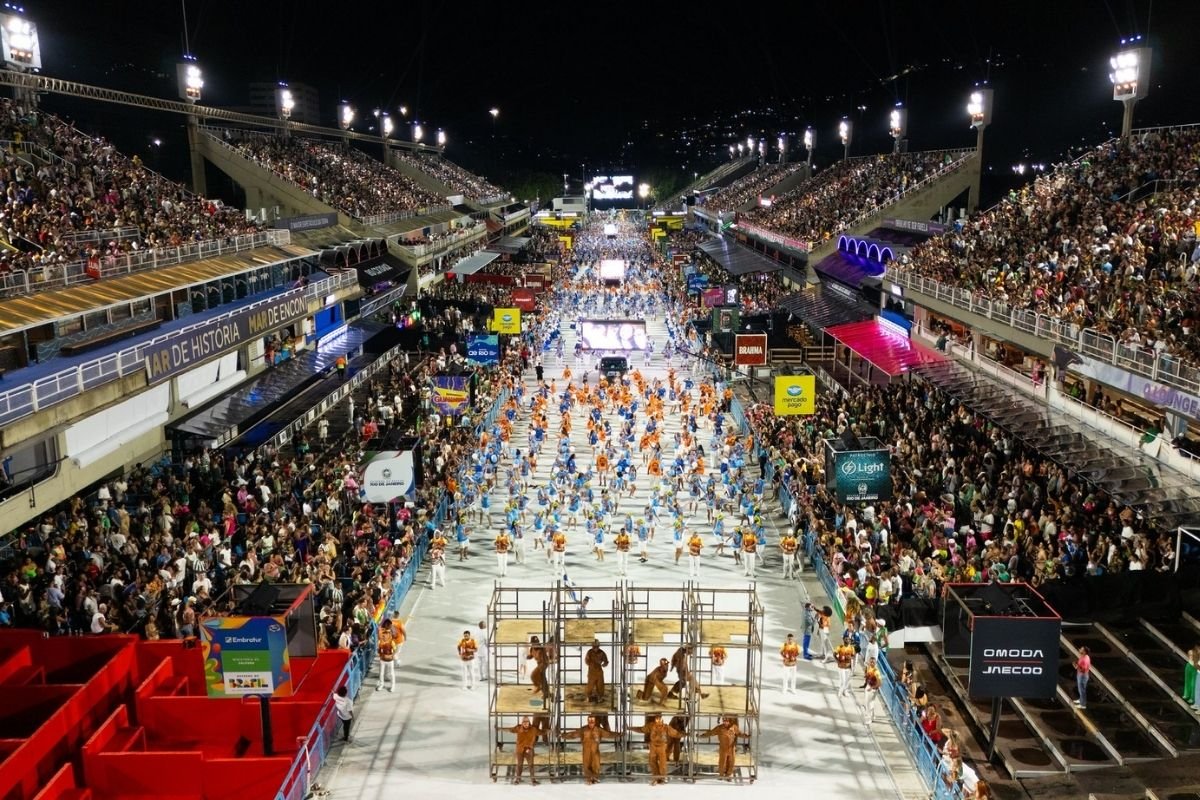 Van de camarote da Sapucaí é assaltada na saída de desfile no Rio