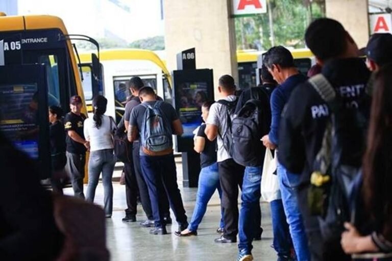 passageiros reclamam do transporte no Entorno