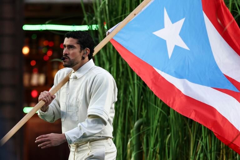 show de Bad Bunny reforça críticas a Trump e ao ICE