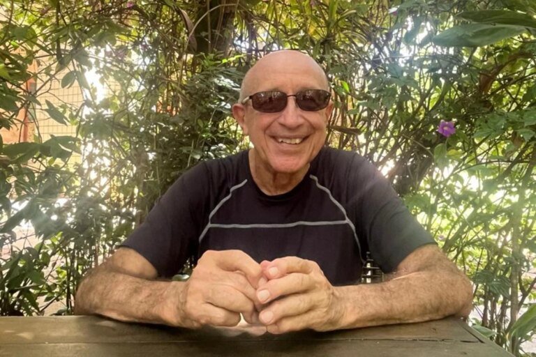 Aos 80 anos, médico intensivista segue na ativa: "Vivo com equilíbrio"