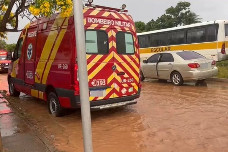 Bombeiros salvam 94 crianças que ficaram ilhadas em creche após alagamento