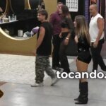 Brother atende Big Fone nu após sair do banheiro: "Cagando e andando". Veja o vídeo