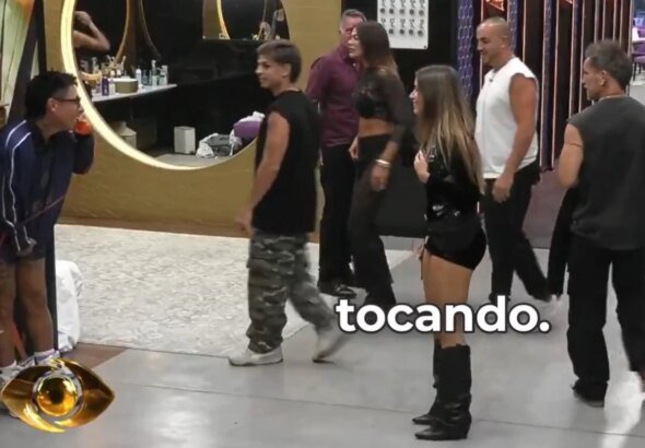 Brother atende Big Fone nu após sair do banheiro: "Cagando e andando". Veja o vídeo