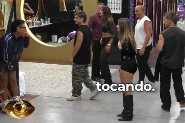 Brother atende Big Fone nu após sair do banheiro: "Cagando e andando". Veja o vídeo