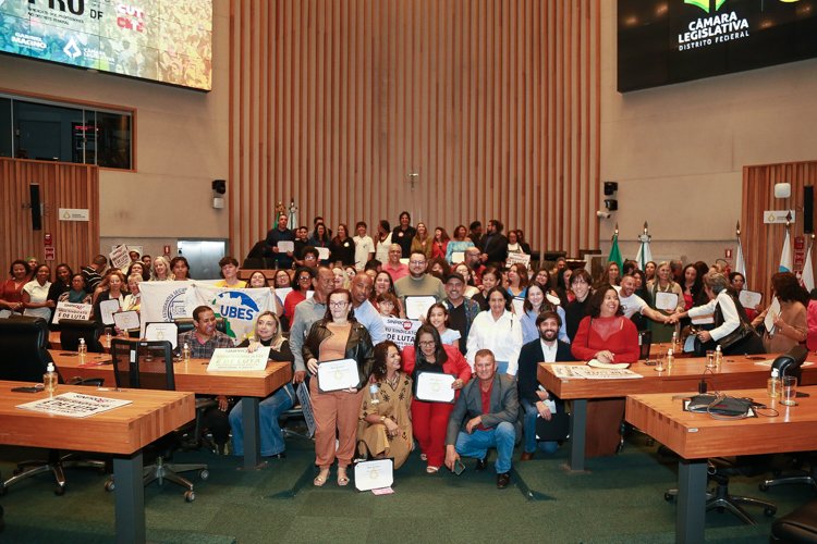 CLDF homenageia trajetória do Sinpro-DF em sessão solene pelos 47 anos da entidade