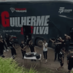 Caminhão tombado faz cantor descer de ônibus e fazer show em rodovia