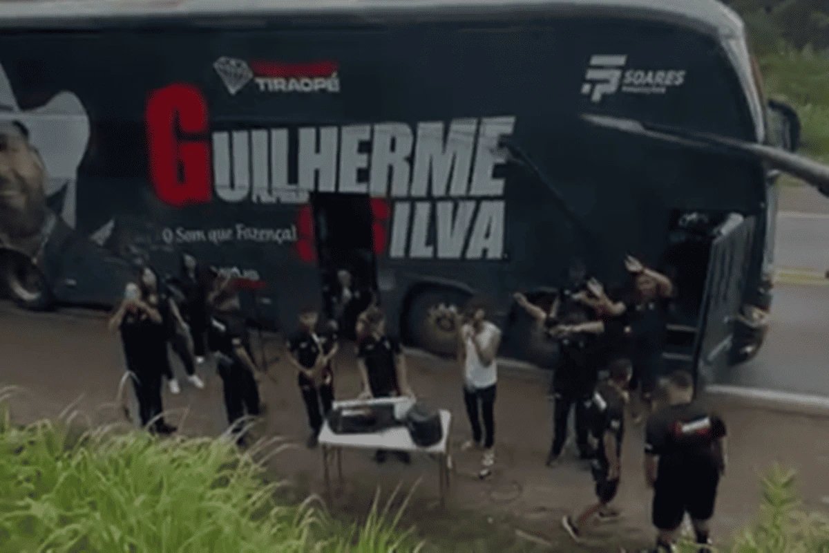 Caminhão tombado faz cantor descer de ônibus e fazer show em rodovia