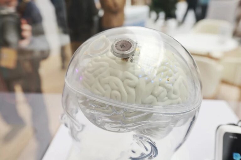 China aprova chip cerebral para uso clínico capaz de tratar paralisia