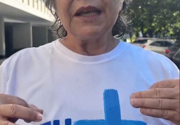 Erika Kokay posa com camisa “Eu Sou + BRB”, mas se colocou contra solução que evitou a liquidação do banco