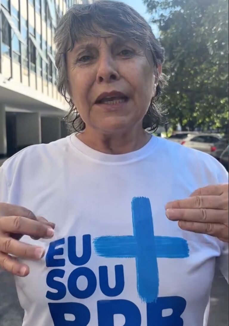 Erika Kokay posa com camisa “Eu Sou + BRB”, mas se colocou contra solução que evitou a liquidação do banco