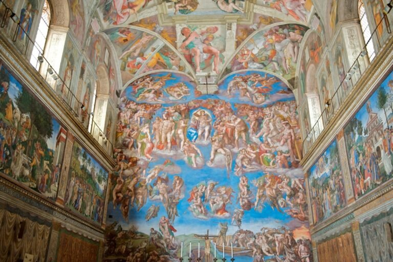 Famosa pintura de Michelangelo passa por restauração na Capela Sistina