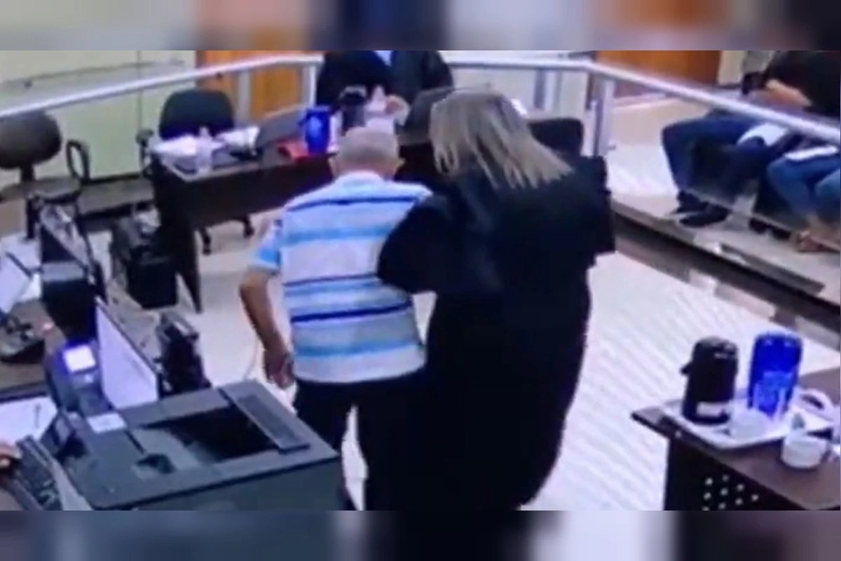 Feminicida finge dificuldade para andar em júri, mas é desmascarado por câmeras