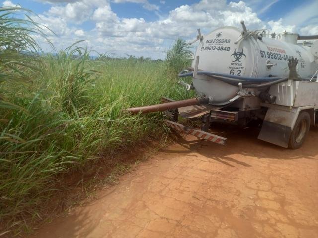 Fiscalização ambiental no DF flagra caminhão despejando resíduos em área protegida