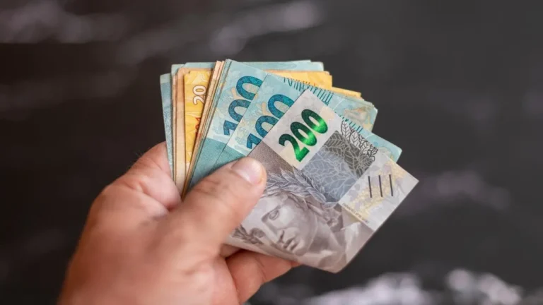 Governo projeta salário mínimo de R$ 1.724 em 2027 com reajuste acima da inflação