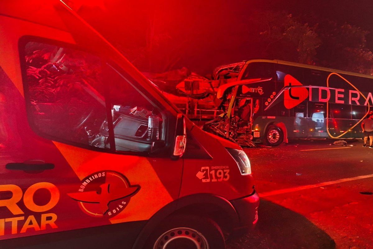 Grave acidente entre ônibus e carreta deixa 18 feridos na BR-153