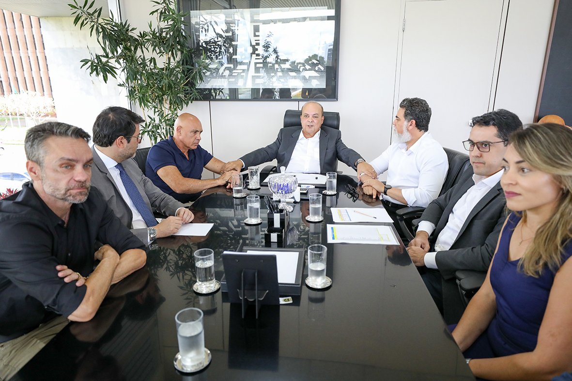 Ibaneis amplia reforço na saúde e autoriza mais de mil novas nomeações no DF