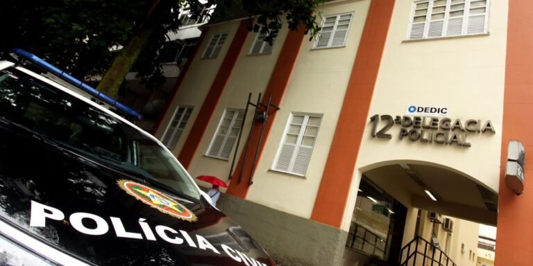 Indiciado por estupro coletivo no Rio se apresenta à polícia e é preso