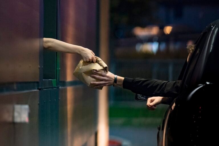 Interação com IA no drive-thru pode piorar a dieta, aponta estudo