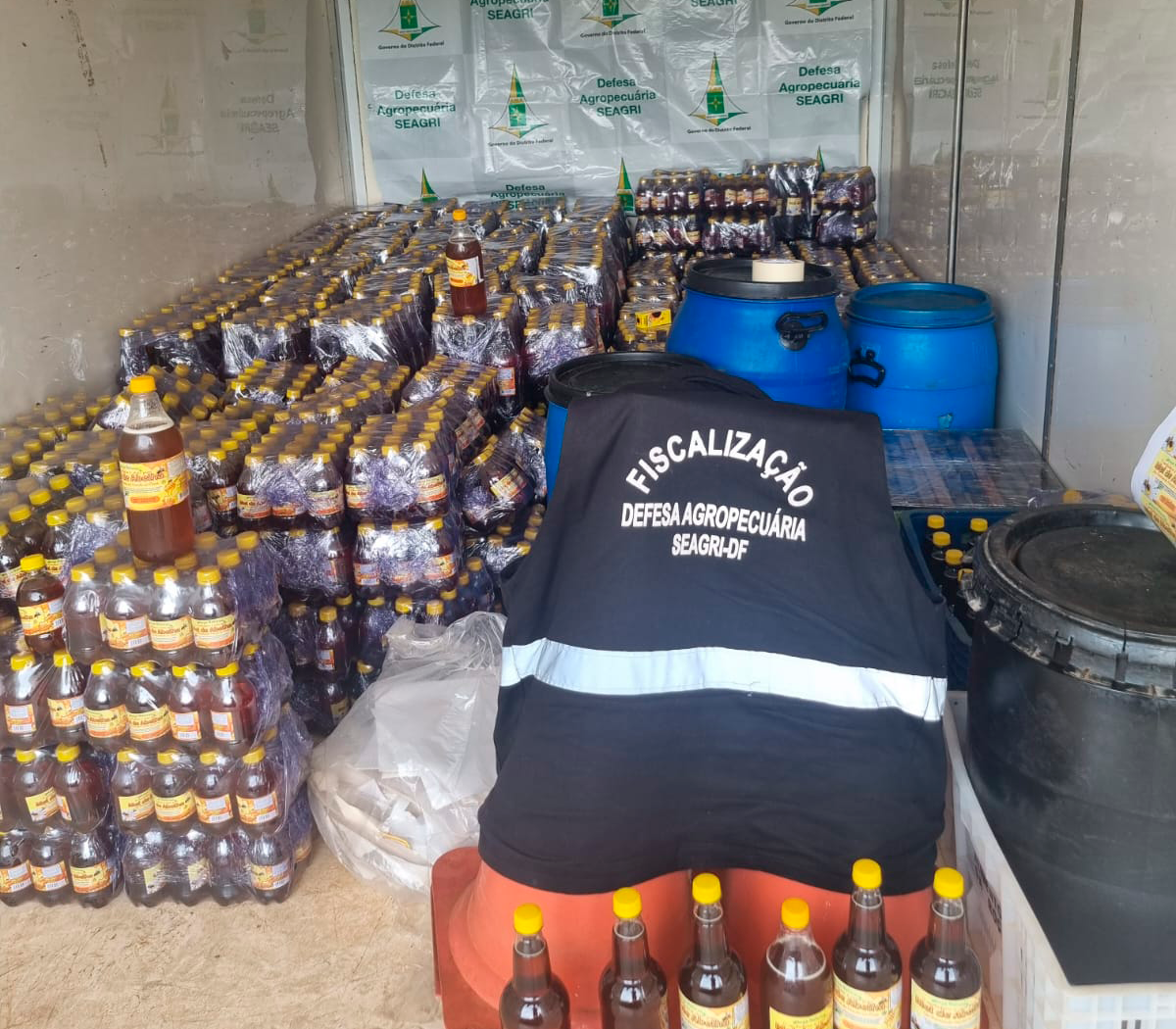 Mais de 2 toneladas de mel clandestino são retiradas de circulação no DF