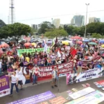 Marcha de mulheres leva às ruas o combate ao feminicídio em Brasília