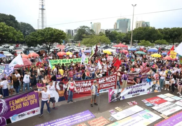 Marcha de mulheres leva às ruas o combate ao feminicídio em Brasília
