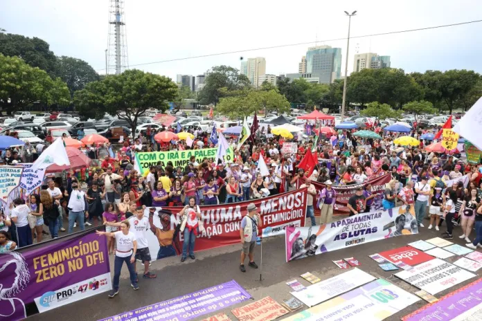Marcha de mulheres leva às ruas o combate ao feminicídio em Brasília