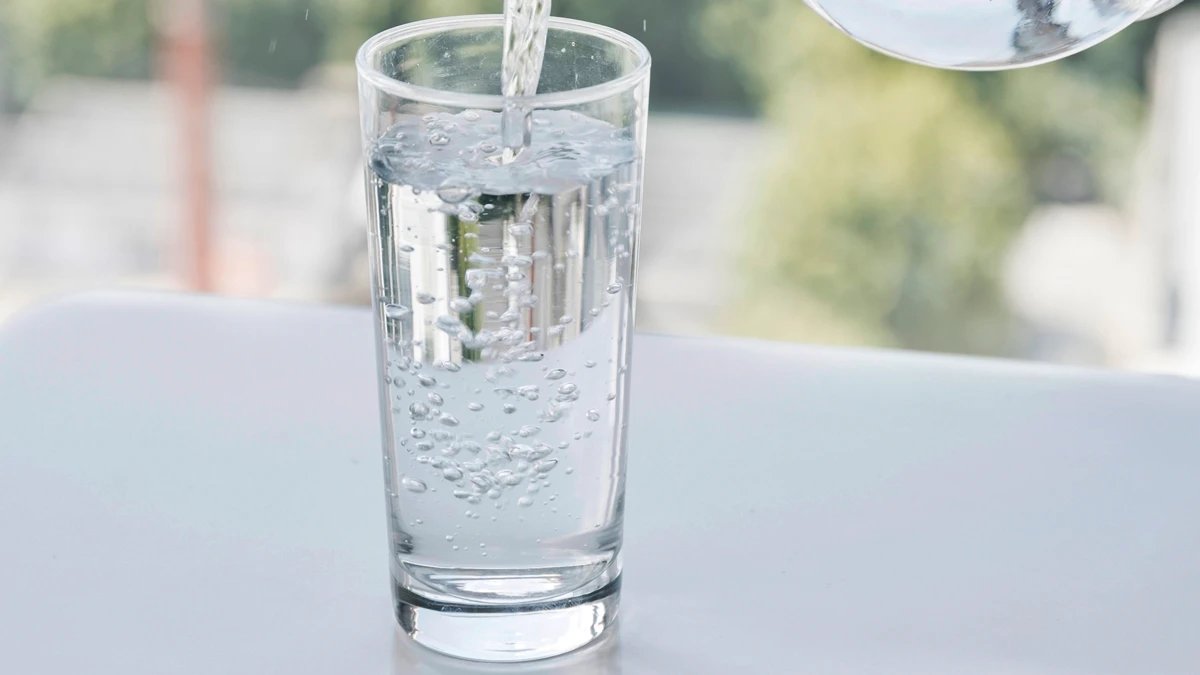 Médica revela segredos que te ajudam a beber mais água durante o dia