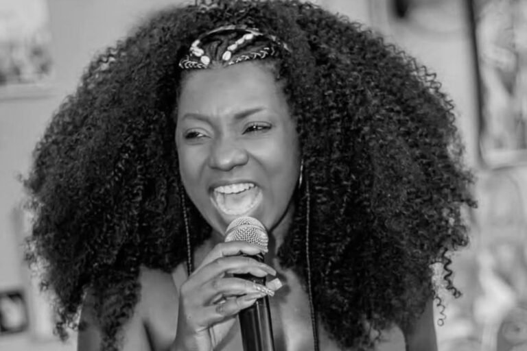 Morre a sambista Adriana Araújo, aos 49 anos