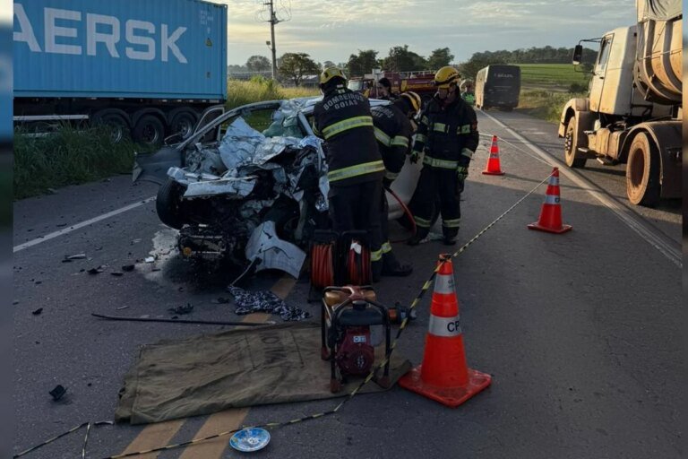 Motorista fica preso às ferragens e morre ao bater em caminhão