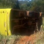 Ônibus de prefeitura com 15 pessoas cai em ribanceira e deixa feridos