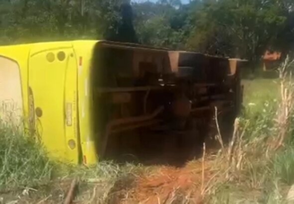 Ônibus de prefeitura com 15 pessoas cai em ribanceira e deixa feridos