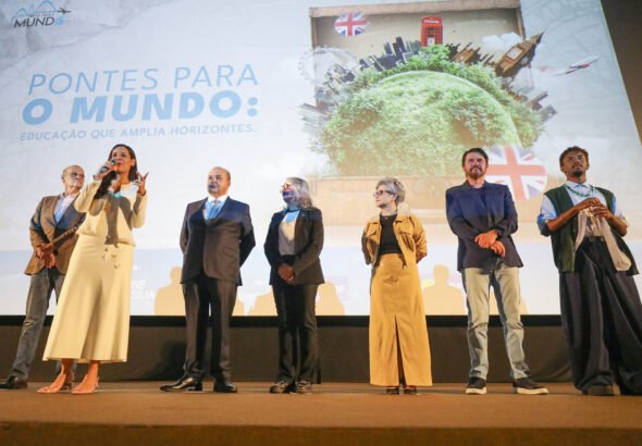 Programa Pontes para o Mundo é ampliado e levará 400 estudantes da rede pública ao exterior