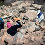 Rotina de baianas que vivem da quebra de pedras vira livro fotográfico