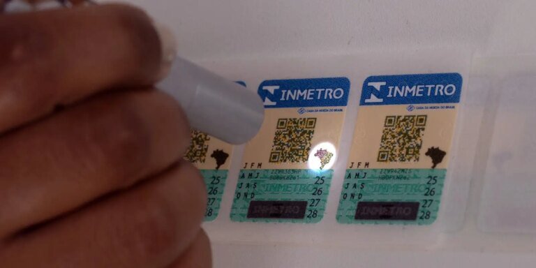 Selos antigos do Inmetro para capacete, extintor e GNV vencem em março