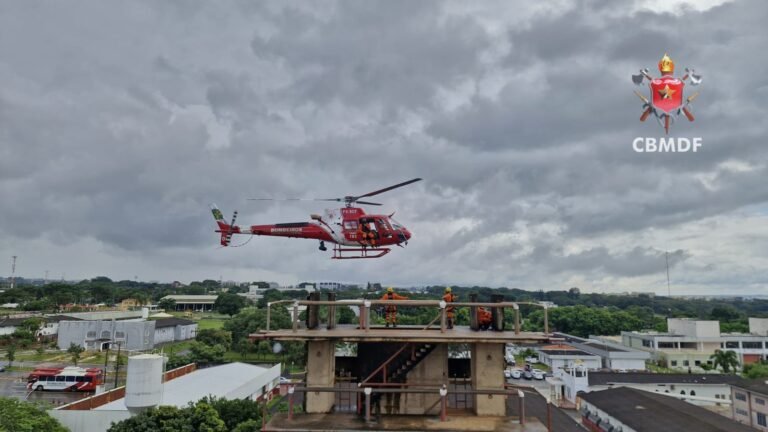 Simulação com helicóptero marca curso de resgate do Corpo de Bombeiros no DF