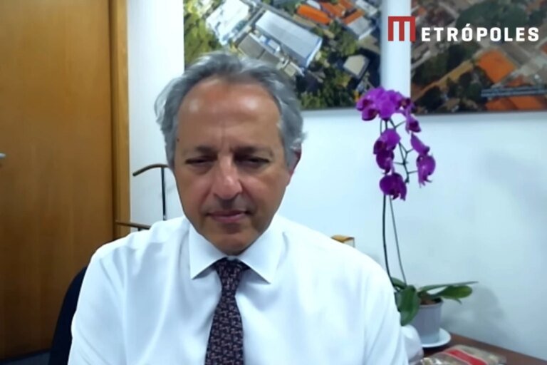 "Vamos demorar anos para vacinar todos contra a dengue", diz diretor do Butantan