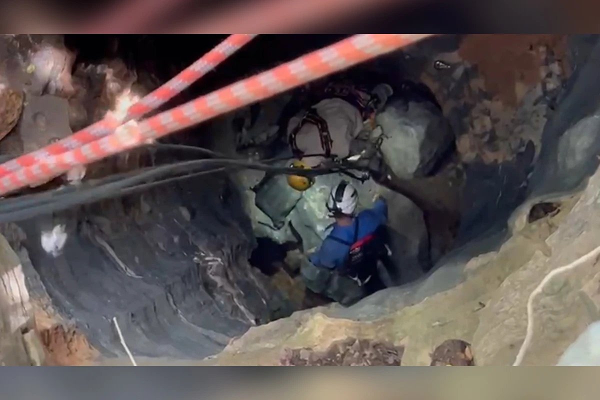 Veja o momento em que pesquisador da UFMG é resgatado de caverna. Veja vídeo