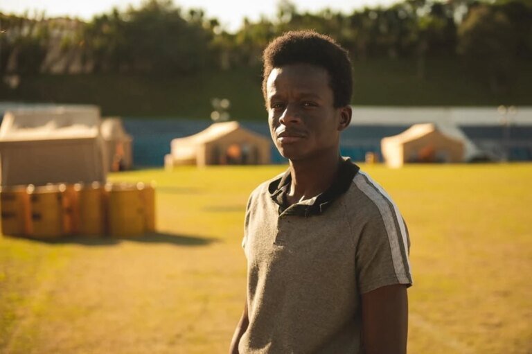 ator da série expõe revolta e lembra infância como catador