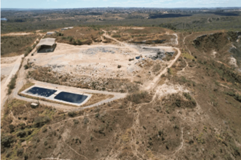 "rio" de chorume atinge vegetação; empresa é denunciada