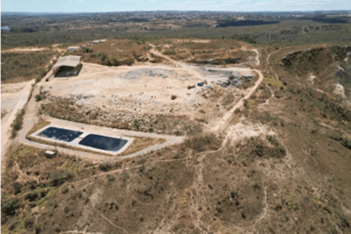 "rio" de chorume atinge vegetação; empresa é denunciada