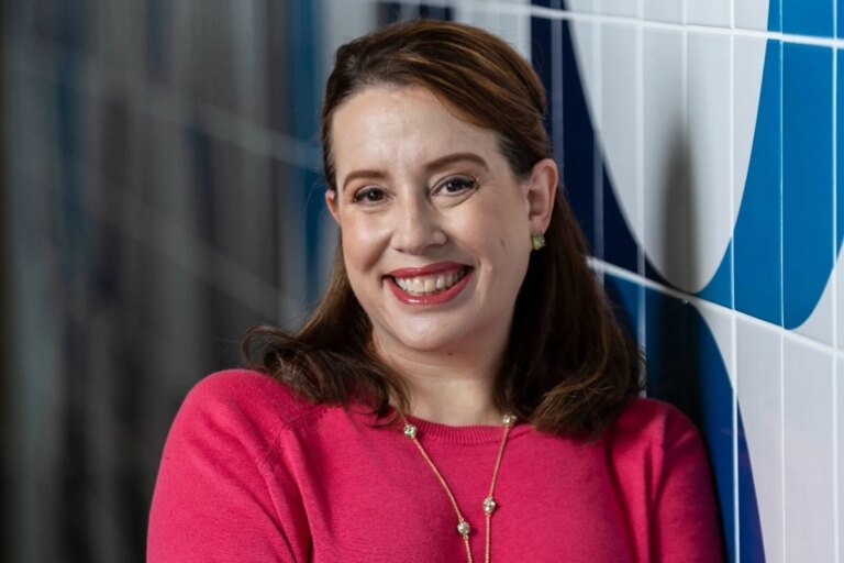 Autora de Bridgerton revela condição para mudanças na 5ª temporada