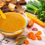 Caldo de ossos merece a fama? Veja os benefícios reais e o que é mito