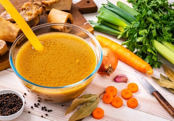 Caldo de ossos merece a fama? Veja os benefícios reais e o que é mito